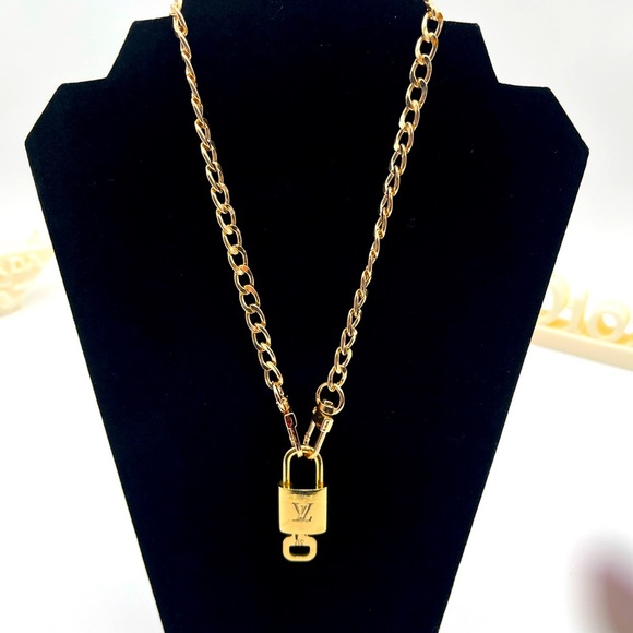 100% Authentic and pre loved Louis Vuitton - Gold Lock and Key set - #318 - Picture 5 of 5